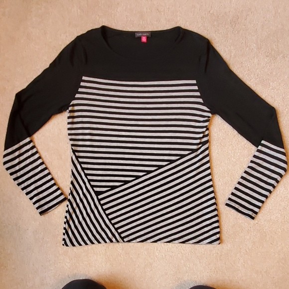 Vince Camuto geometric print top size Medium - Picture 5 of 8